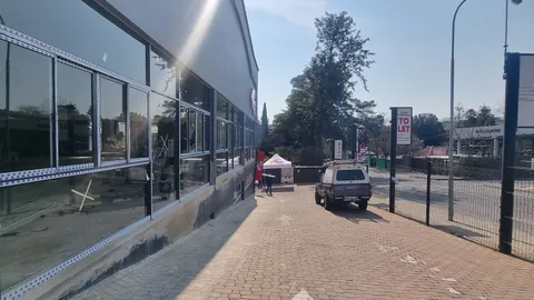 400 Jan Smuts Ave, Craighall Park, Randburg has a 300m² Retail Space Available To Let (1)